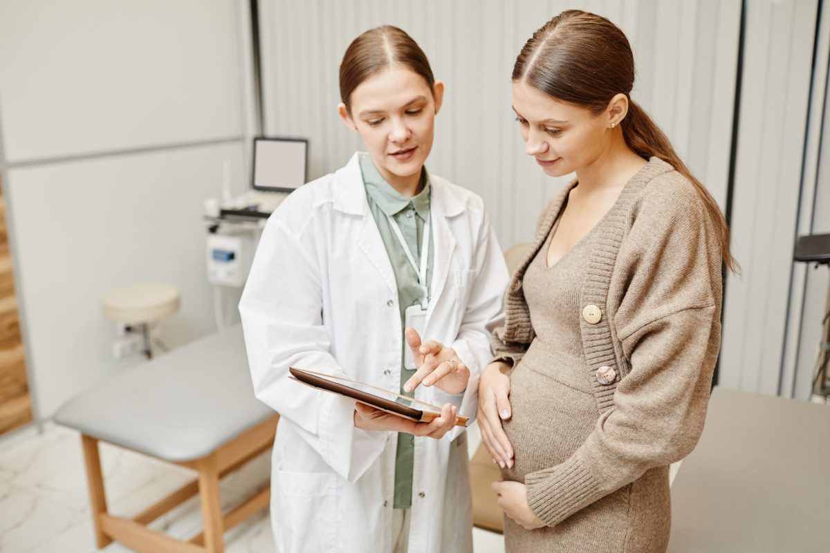 doctor-talking-to-pregnant-woman-in-clinic-2022-03-31-10-10-34-utc-scaled-1-1200x800.jpg